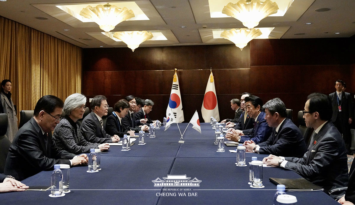 Attending the Korea-Japan summit on the sidelines of the 8th Korea-Japan-China summit 