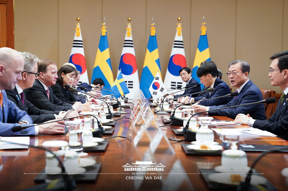 President Moon Jae-in on Dec. 18 hosts a summit with Swedish Prime Minister Stefan Lofven at Cheong Wa Dae.