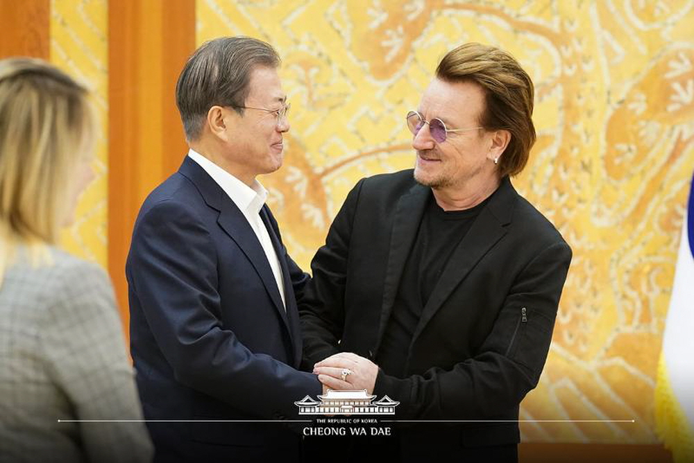 President Moon Jae-in on Dec. 9 meets Bono, frontman of the Irish band U2, at Cheong Wa Dae. 