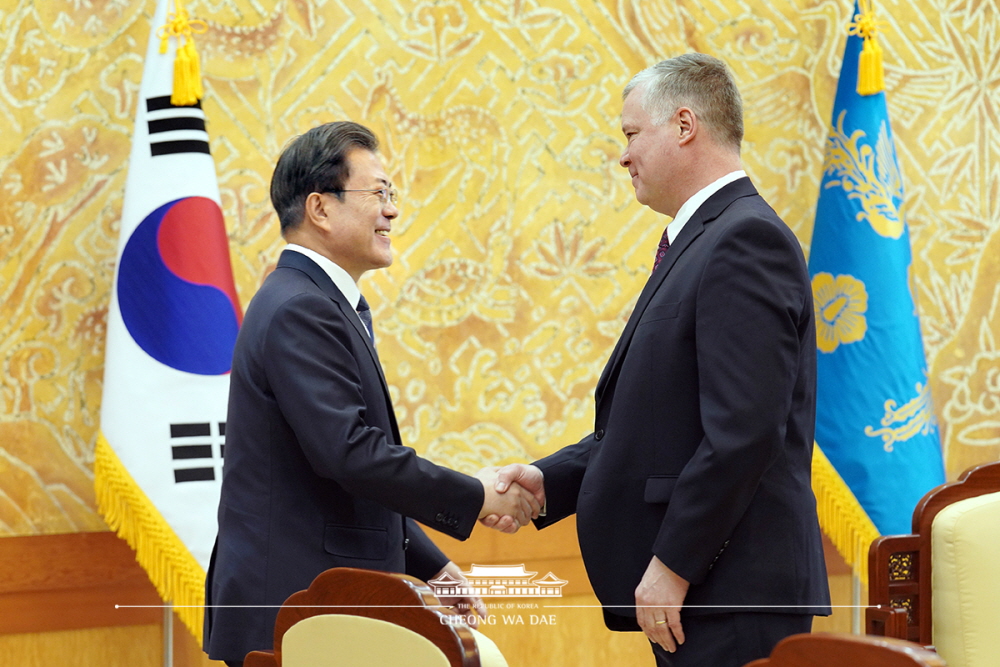 President Moon Jae-in on Dec. 16 shakes hands with U.S. Special Representative for North Korea Stephen Biegun at Cheong Wa Dae