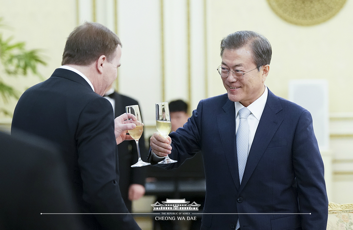 Hosting the official dinner for Swedish Prime Minister Stefan Löfven at Cheong Wa Dae 