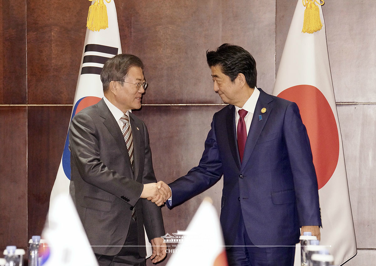 Attending the Korea-Japan summit on the sidelines of the 8th Korea-Japan-China summit 