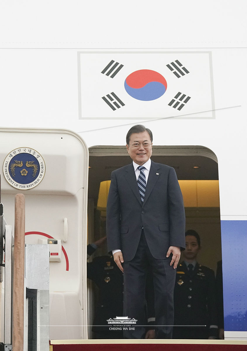 Departing from Seoul Air Base for China to attend the 8th Korea-Japan-China summit 