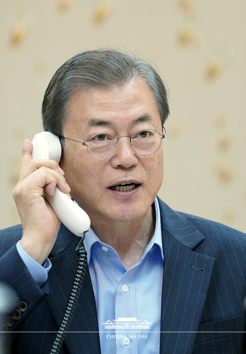 Speaking by phone with new President of the European Commission Ursula von der Leyen at Cheong Wa Dae 