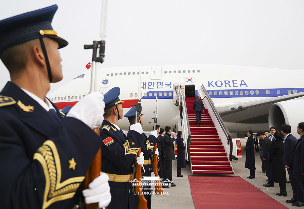 Departing from Beijing Capital International Airport for Chengdu to attend the 8th Korea-Japan-China summit 