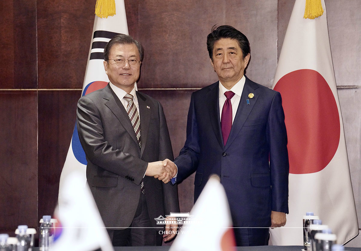 Attending the Korea-Japan summit on the sidelines of the 8th Korea-Japan-China summit 