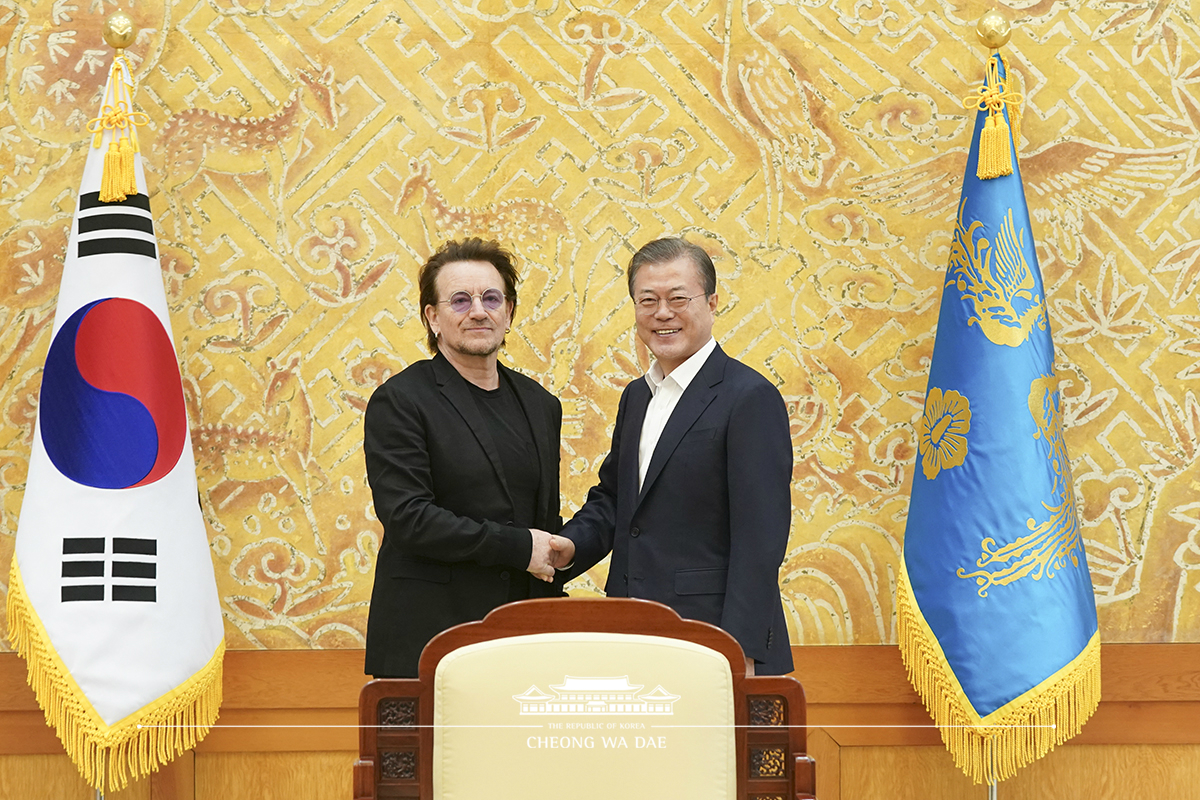 Meeting with humanitarian activist Bono, leader of the Irish rock band U2, at Cheong Wa Dae 