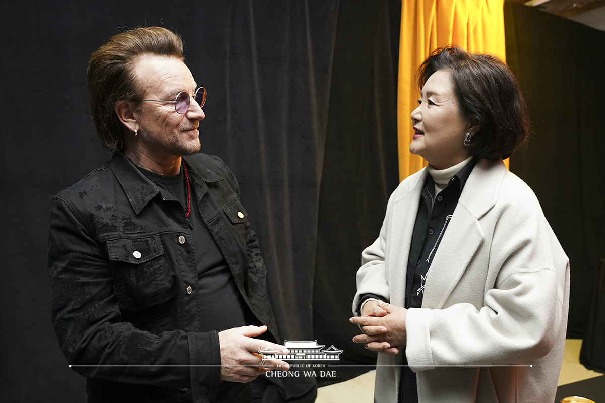 First Lady Kim Jung-sook conversing with Bono, leader of the Irish rock band U2, and attending his concert 