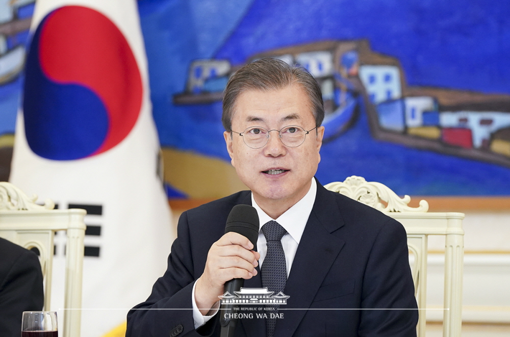 President Moon Jae-in on Dec. 3 discusses a joint response to fine dust with China and Japan in a luncheon at Cheong Wa Dae with the National Council on Climate and Air Quality. (Cheong Wa Dae's Facebook page)