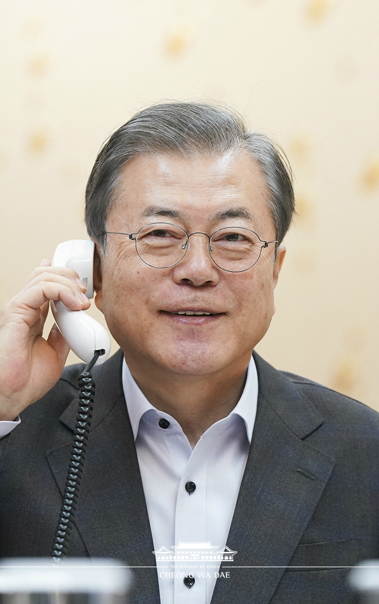 Speaking by phone with U.S. President Donald Trump at Cheong Wa Dae 