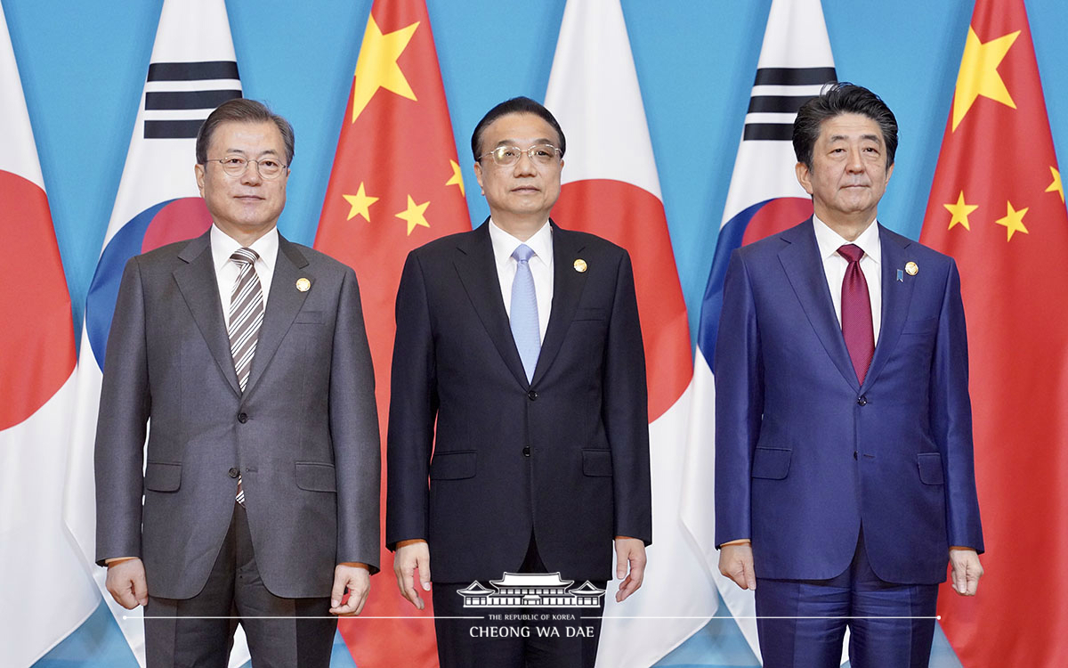 Posing for a commemorative photo before the 8th Korea-Japan-China summit 