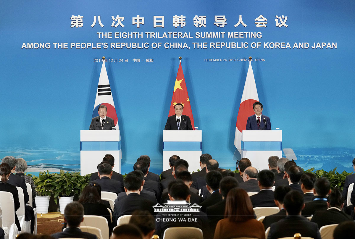 Attending the joint press conference following the 8th Korea-Japan-China summit 