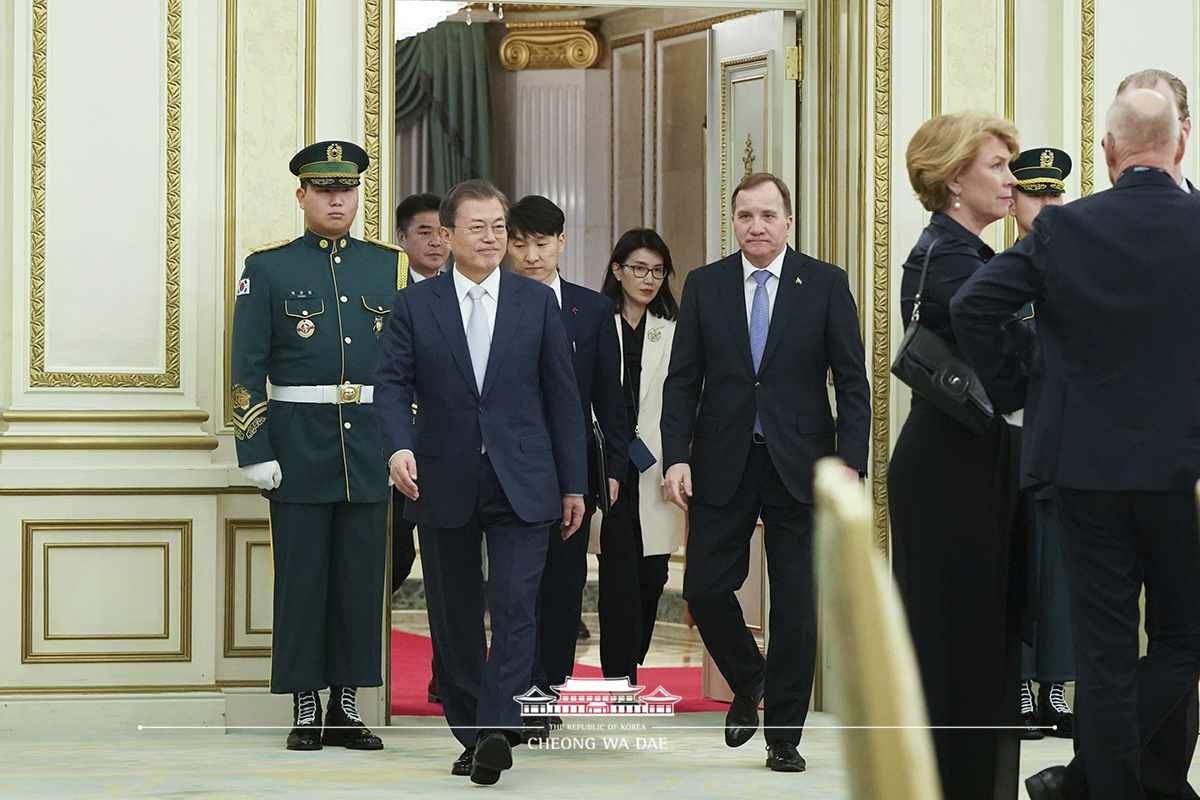 Hosting the official dinner for Swedish Prime Minister Stefan Löfven at Cheong Wa Dae 