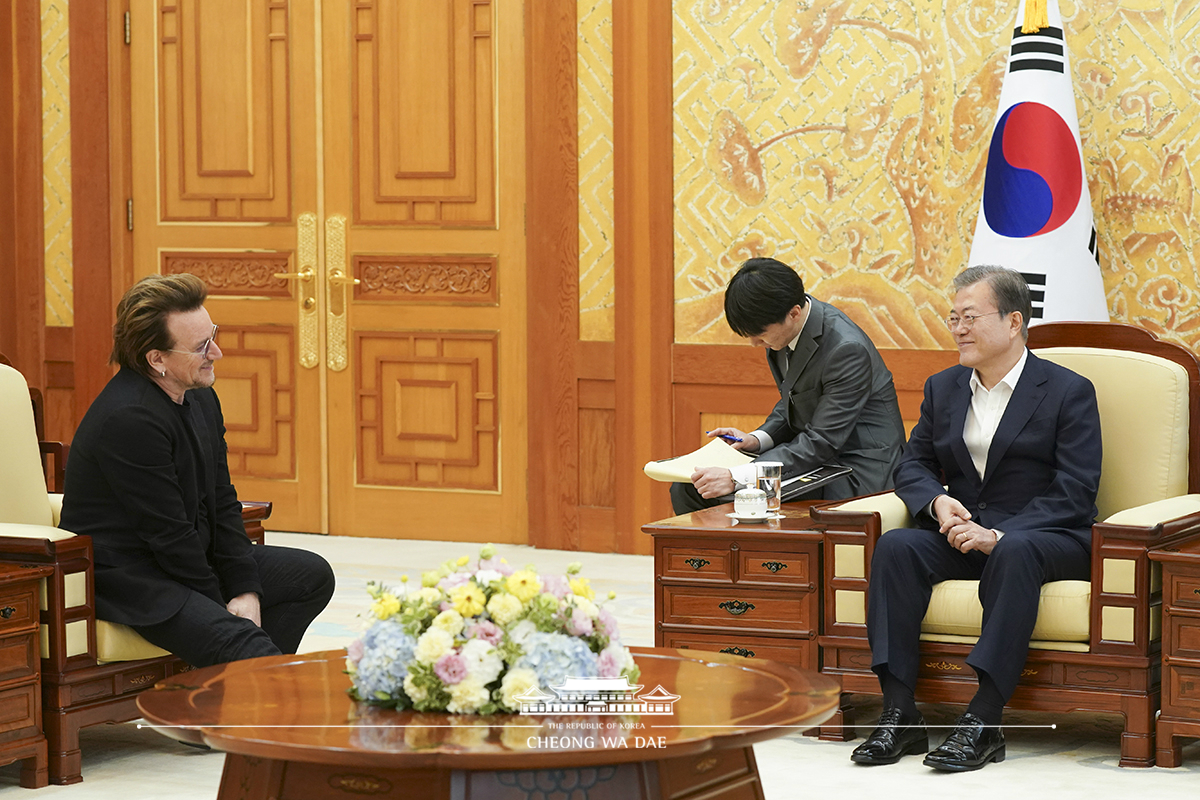 Meeting with humanitarian activist Bono, leader of the Irish rock band U2, at Cheong Wa Dae 