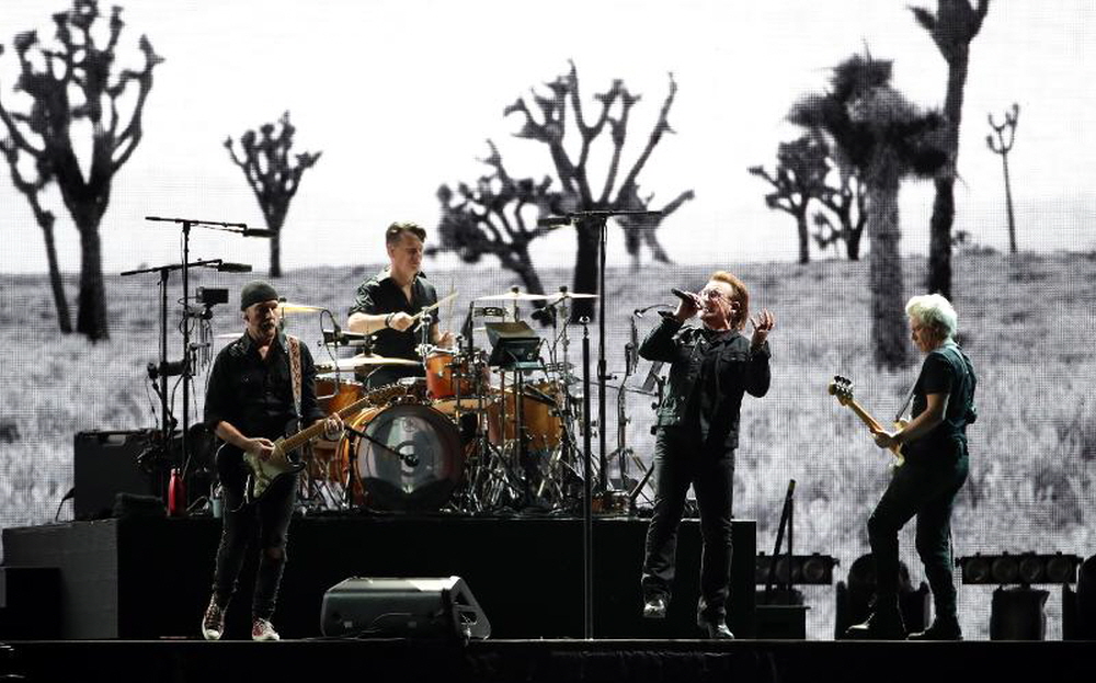 The Irish band U2 on Dec. 8 holds its first concert in Korea at Seoul's Gocheok Sky Dome. (Yonhap News)