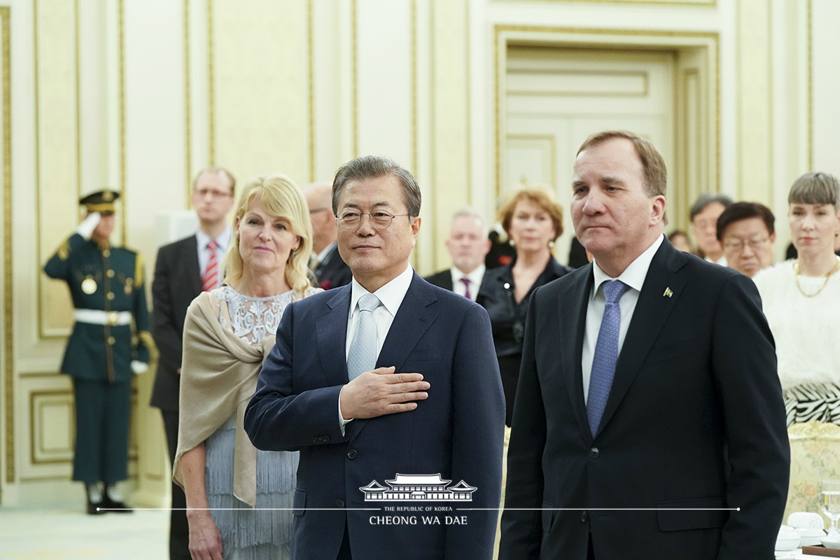 Hosting the official dinner for Swedish Prime Minister Stefan Löfven at Cheong Wa Dae 