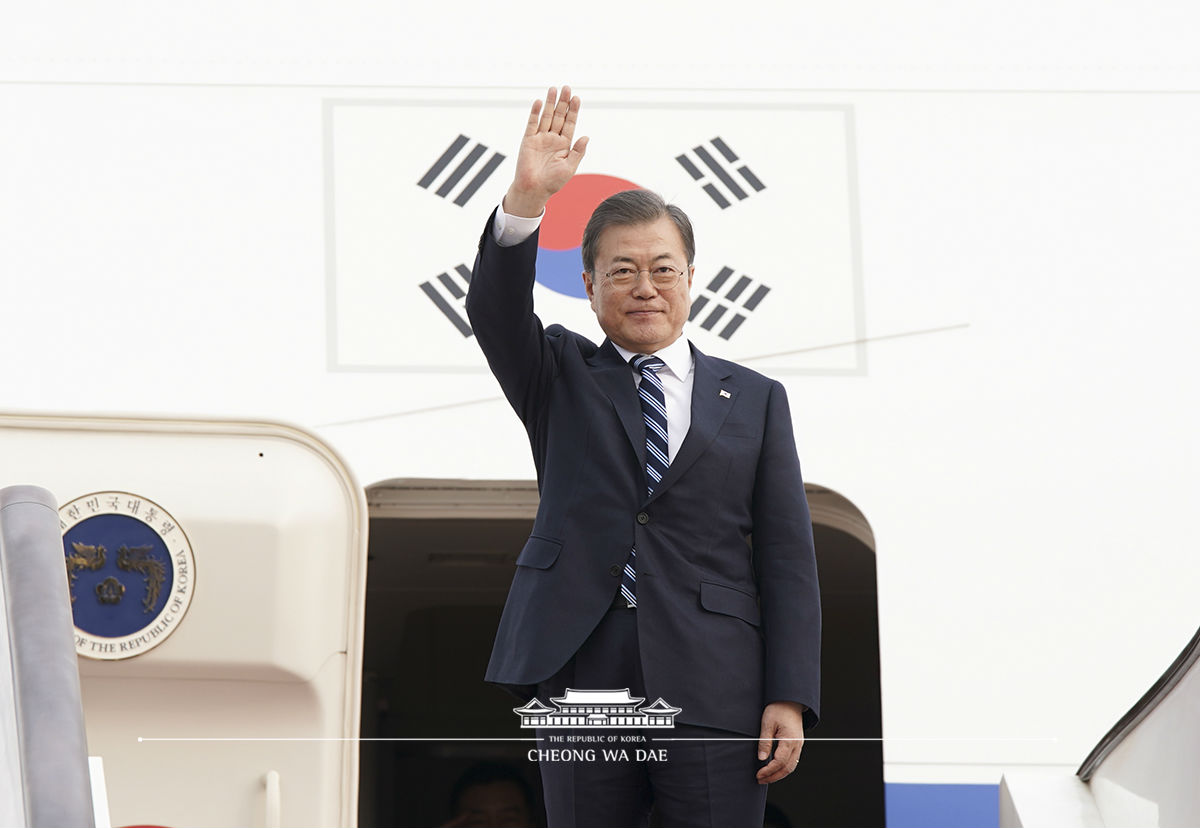 Departing from Beijing Capital International Airport for Chengdu to attend the 8th Korea-Japan-China summit 