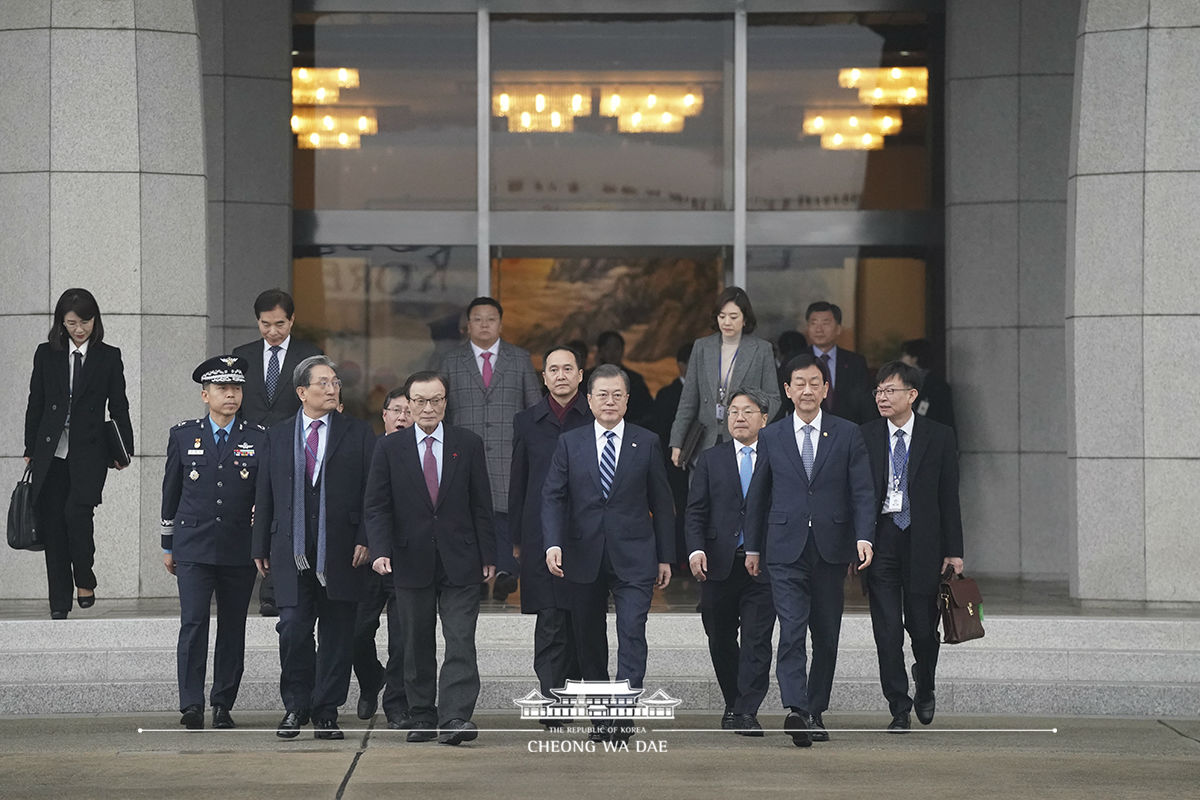 Departing from Seoul Air Base for China to attend the 8th Korea-Japan-China summit 