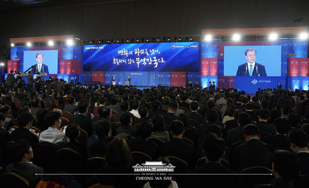 President Moon Jae-in on Dec. 5 gives a speech at a ceremony for the 2019 Trade Day held at Seoul's Convention and Exhibition Center (COEX).