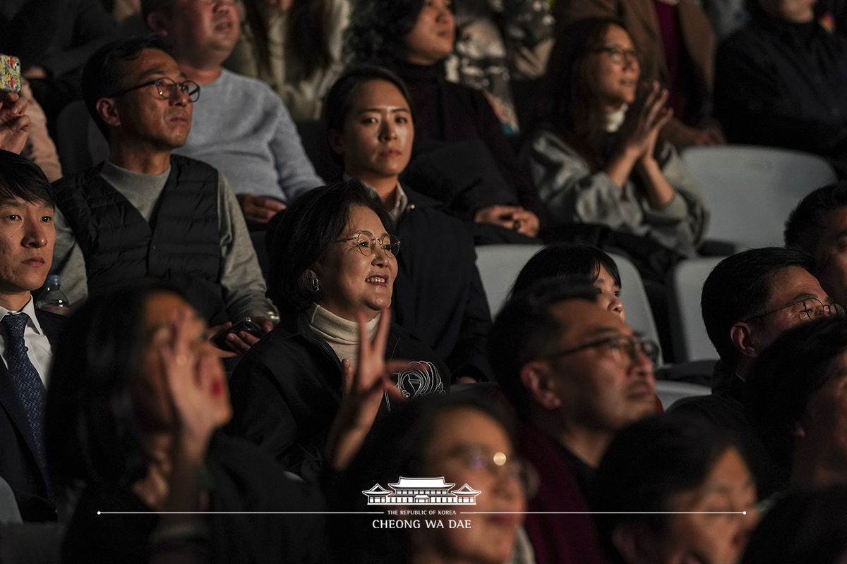 First Lady Kim Jung-sook conversing with Bono, leader of the Irish rock band U2, and attending his concert 