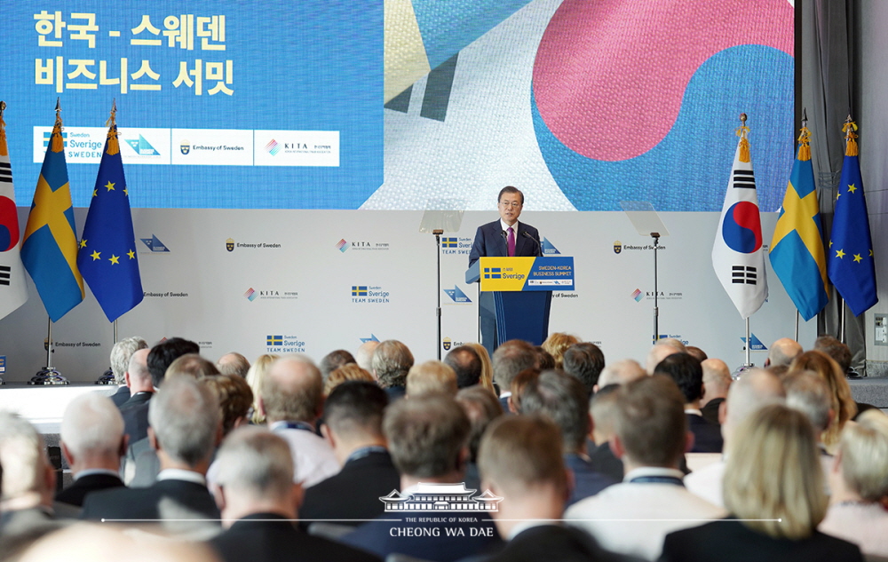 President Moon Jae-in on Dec. 18 said peace on the Korean Peninsula will create new business challenges and more opportunities for both Korean and Swedish corporations.