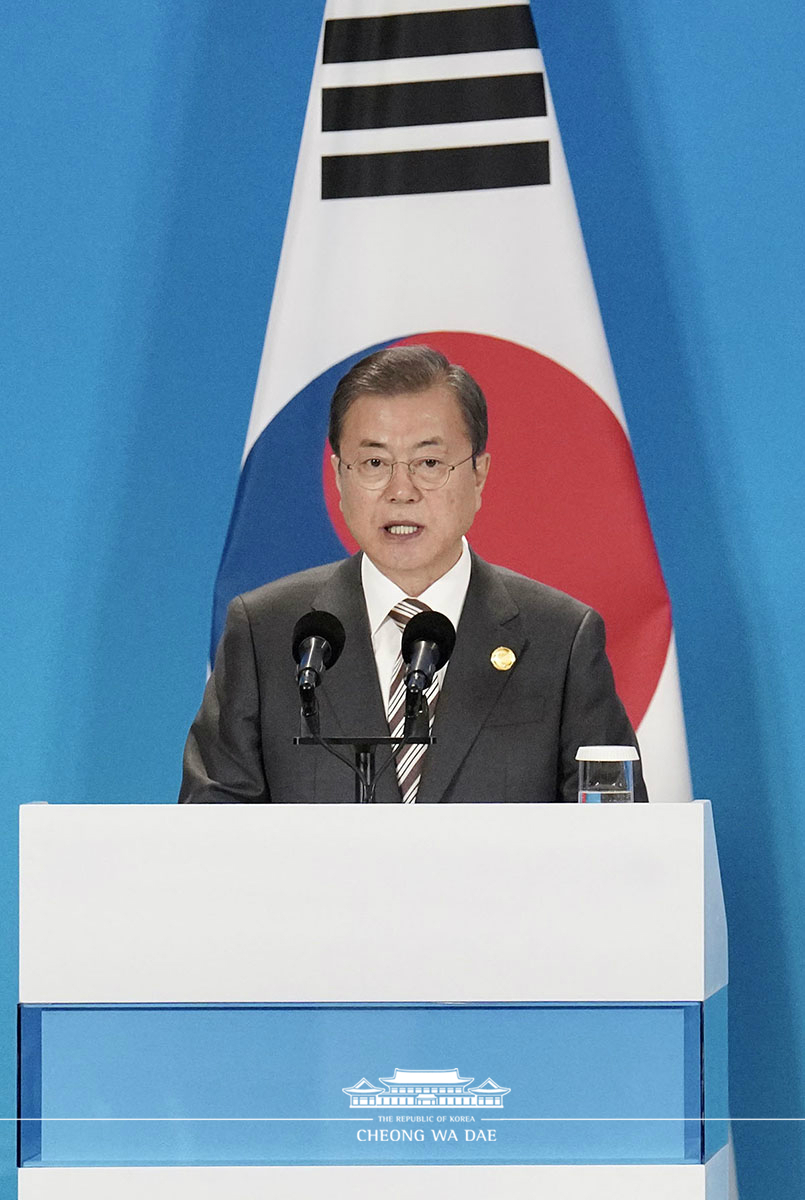 Attending the joint press conference following the 8th Korea-Japan-China summit 