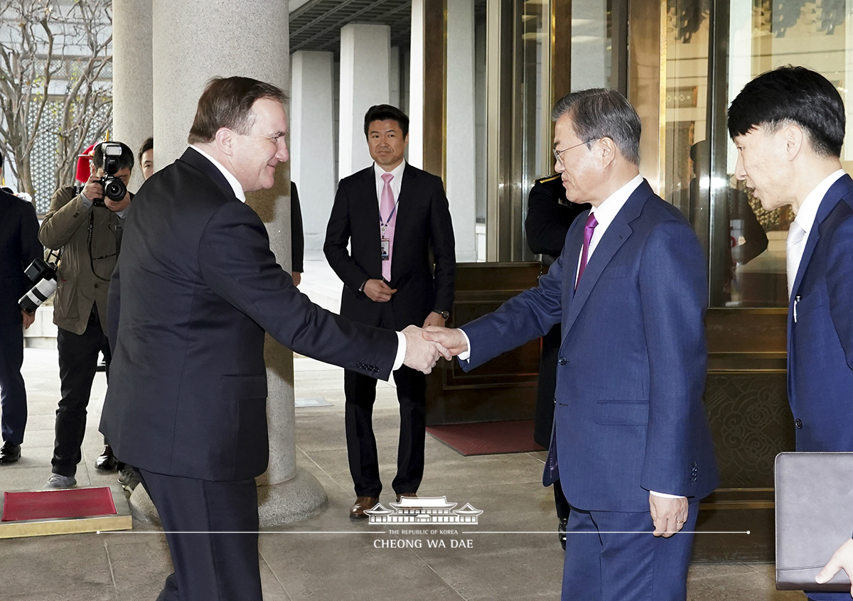 Attending relevant events at Cheong Wa Dae during Swedish Prime Minister Stefan Löfven’s official visit to Korea 