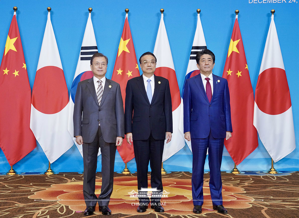 Posing for a commemorative photo before the 8th Korea-Japan-China summit 