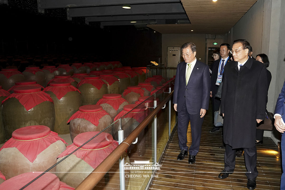 Attending the official dinner hosted by Chinese Premier Li Keqiang 