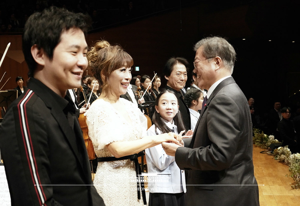 President Moon Jae-in on Jan. 8 greets performers including soprano Jo Su-mi at a new year's concert for people in culture and the arts at Seoul Arts Center.