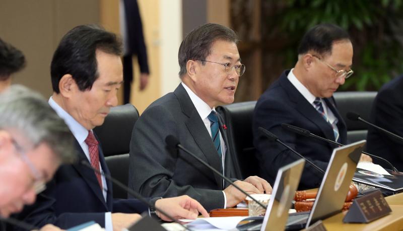 President Moon Jae-in on Jan. 28 said he hopes China sees swift recovery from its novel coronavirus crisis in a letter to Chinese President Xi Jinping. The photo shows President Moon on Jan. 21 chairing a Cabinet meeting at Government Complex-Sejong in Sejong City. (Yonhap News)