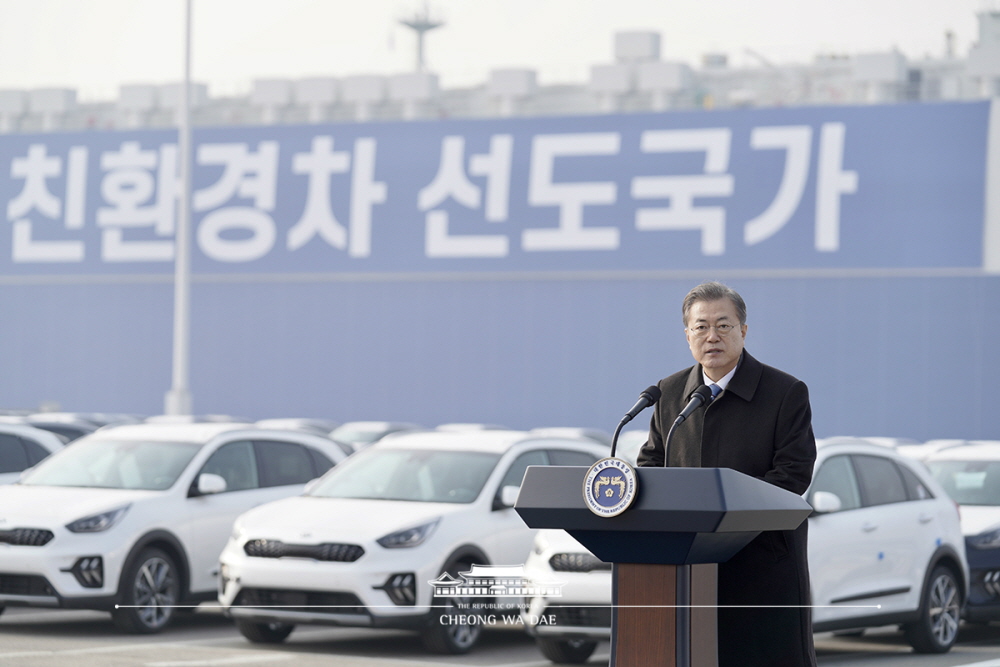 President Moon Jae-in on Jan. 3 delivers a speech at the Pyeongtaek-Dangjin port in Gyeonggi-do Province, a domestic trade hub for vehicle exports. 