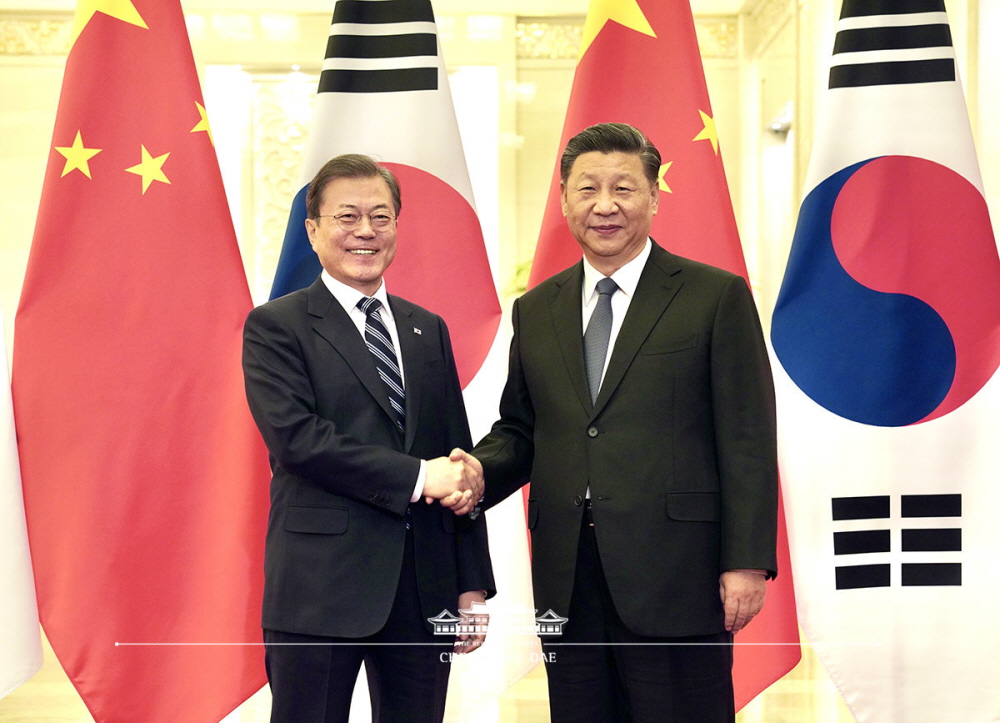 President Moon Jae-in and Chinese President Xi Jinping on Feb. 20 agreed in a phone chat to strengthen bilateral cooperation to fight the COVID-19 outbreak. This picture shows the two leaders at their summit in Beijing on Dec. 23, 2019.