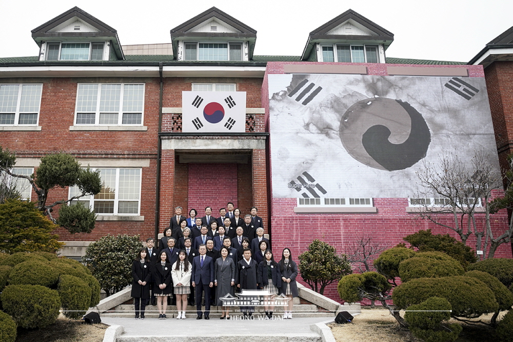 President Moon Jae-in and first lady Kim Jung-sook on March 1 take a group photo at a ceremony marking the 101st anniversary of the March First Independence Movement at Paiwha Girls' High School in Seoul's Jongno-gu District.