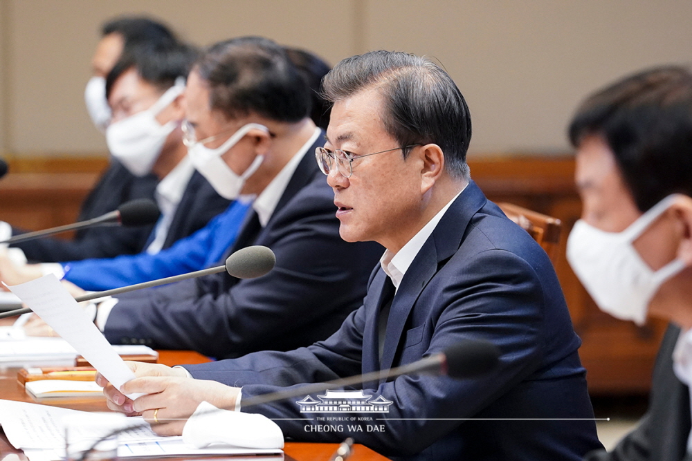 President Moon Jae-in on March 30 announces additional financial aid measures for businesses and people affected by COVID-19 in the third meeting of an emergency economic council at Cheong Wa Dae. 