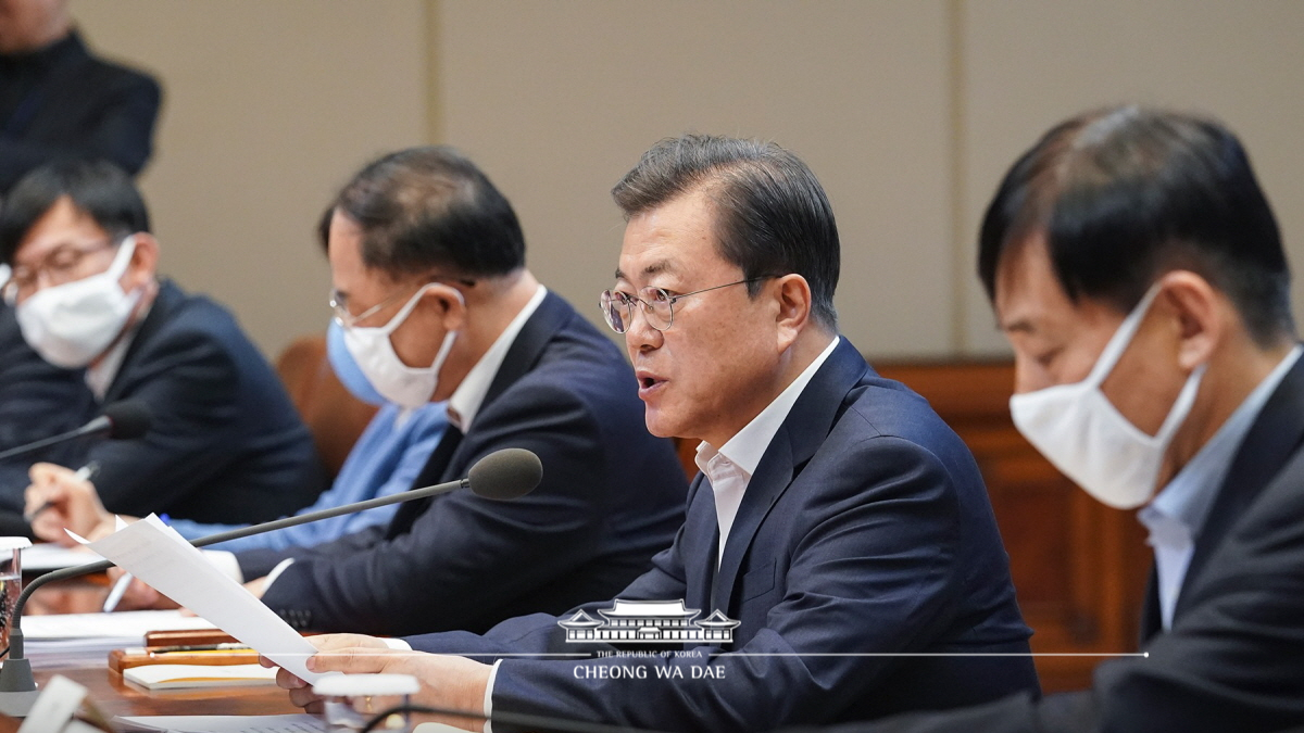 President Moon Jae-in on March 24 speaks to the second meeting of an emergency economic council at Cheong Wa Dae. 