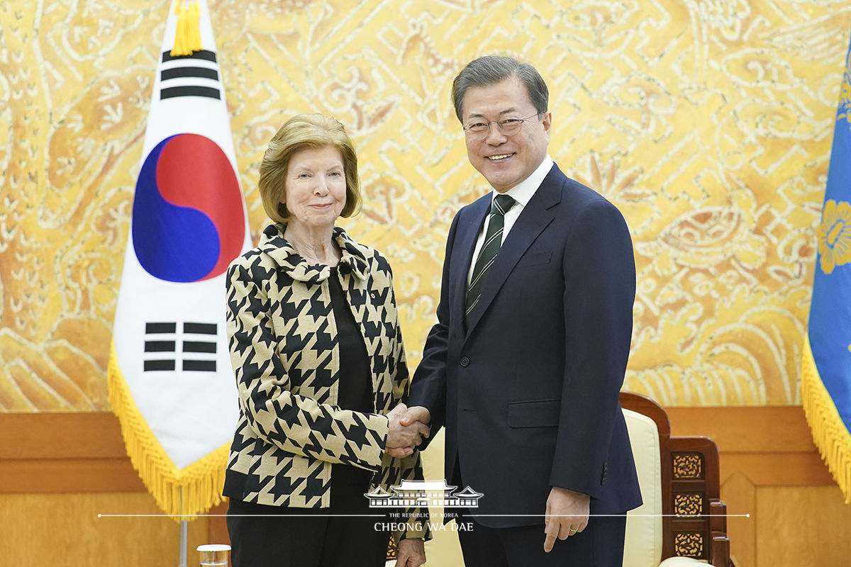 Meeting with IACC Council Chair Huguette Labelle at Cheong Wa Dae