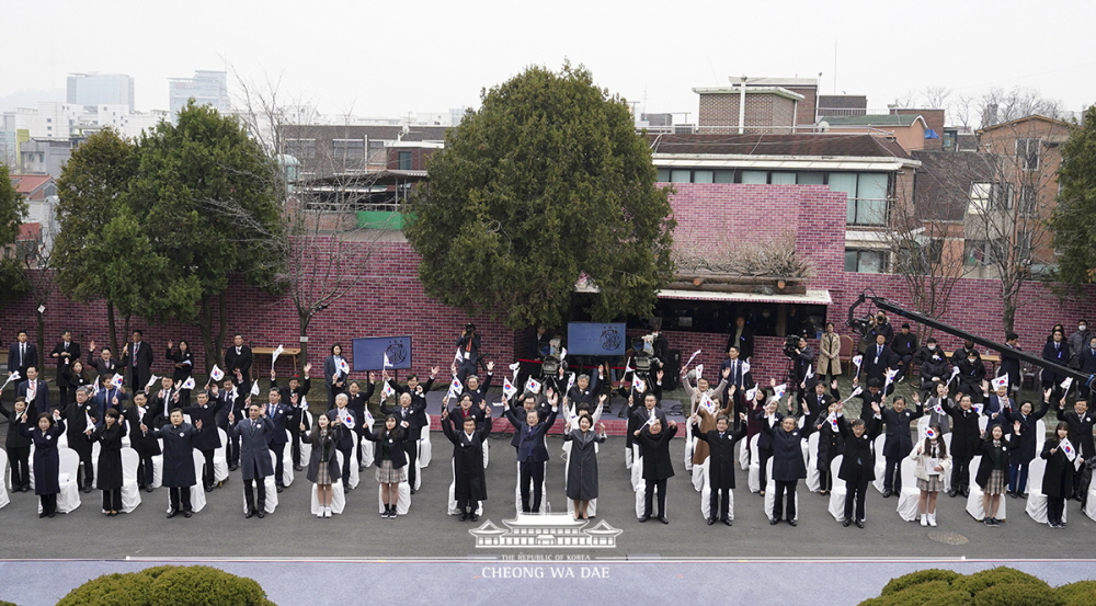 President Moon Jae-in on March 1 gives three cheers at a ceremony marking the 101th anniversary of the March First Independence Movement at Paiwha Girls' High School in Seoul's Jongno-gu District along with the digital avatars of pro-independence activists.