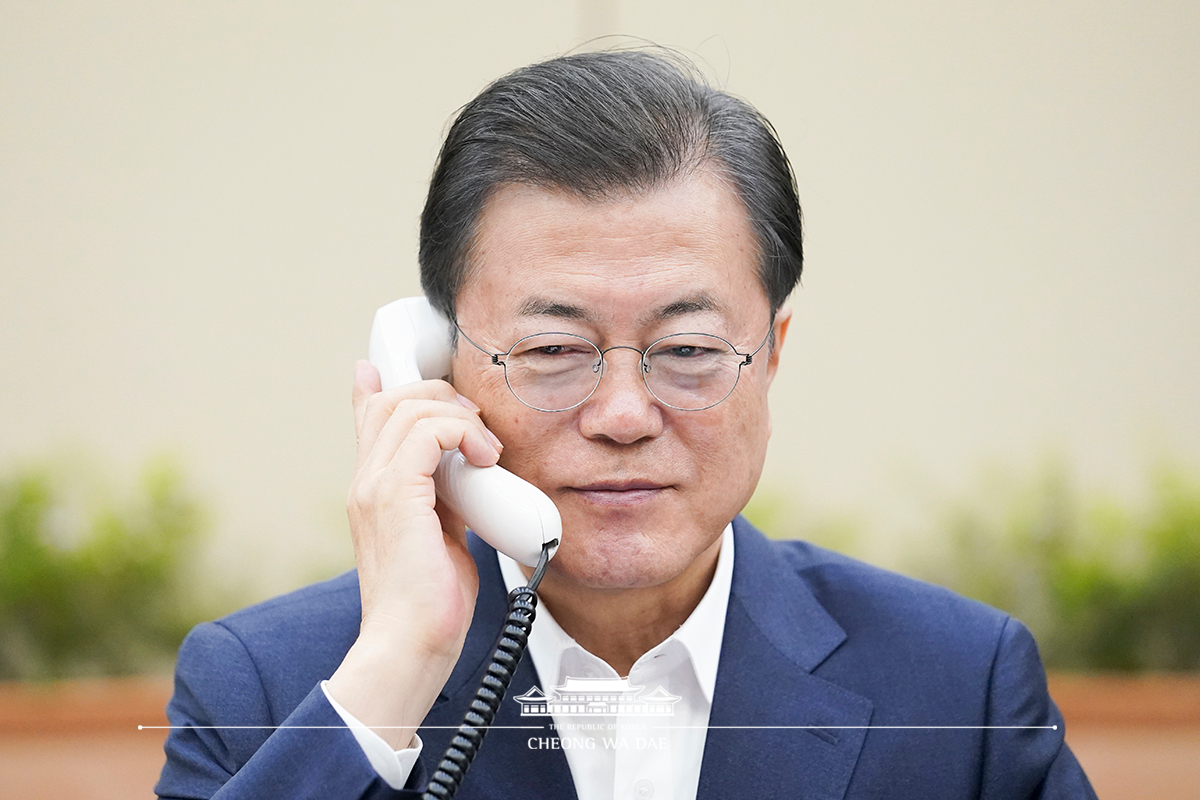 Speaking by phone to Prime Minister of Canada Justin Trudeau at Cheong Wa Dae 