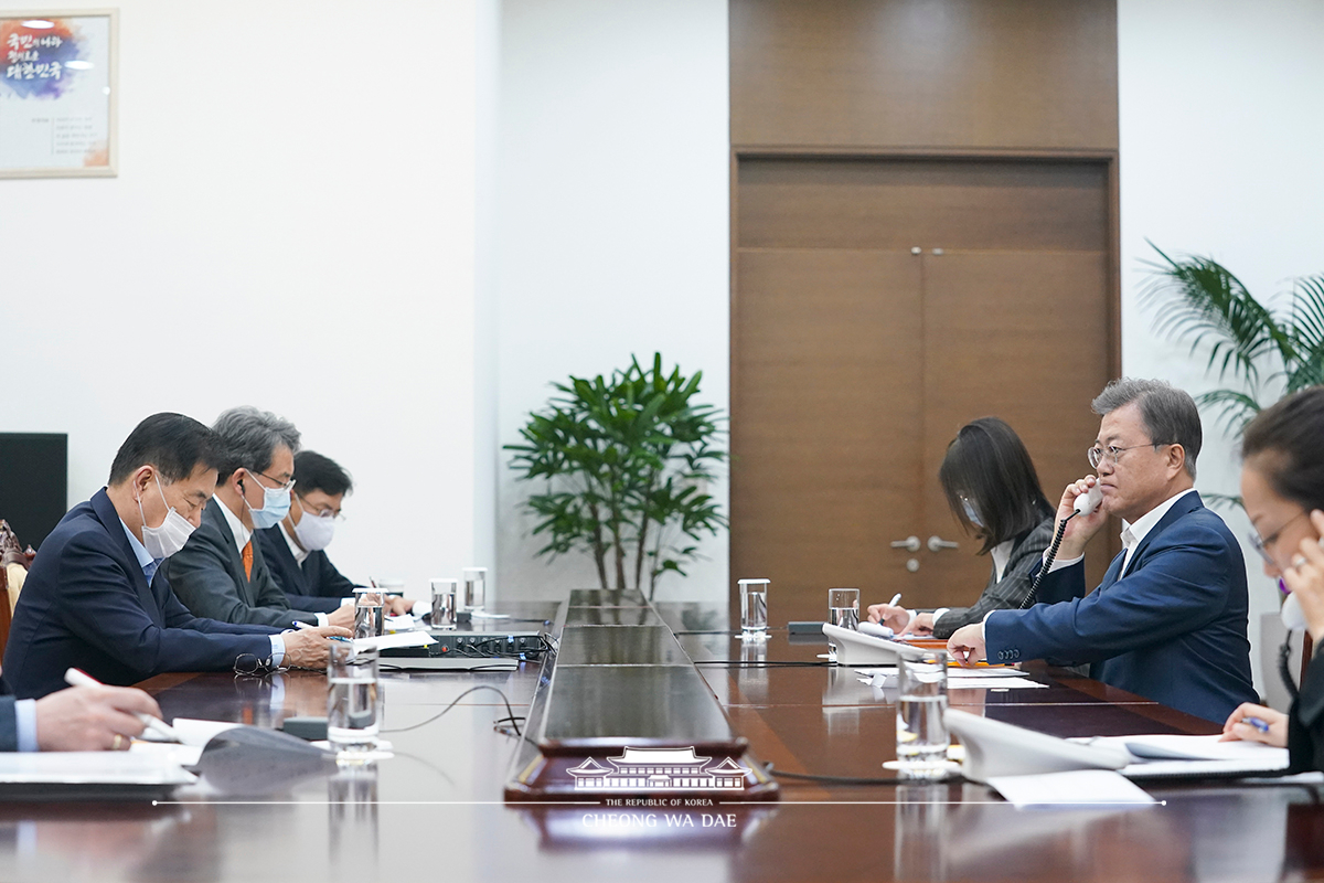 Speaking by phone at Cheong Wa Dae to Uzbek President Shavkat Mirziyoyev