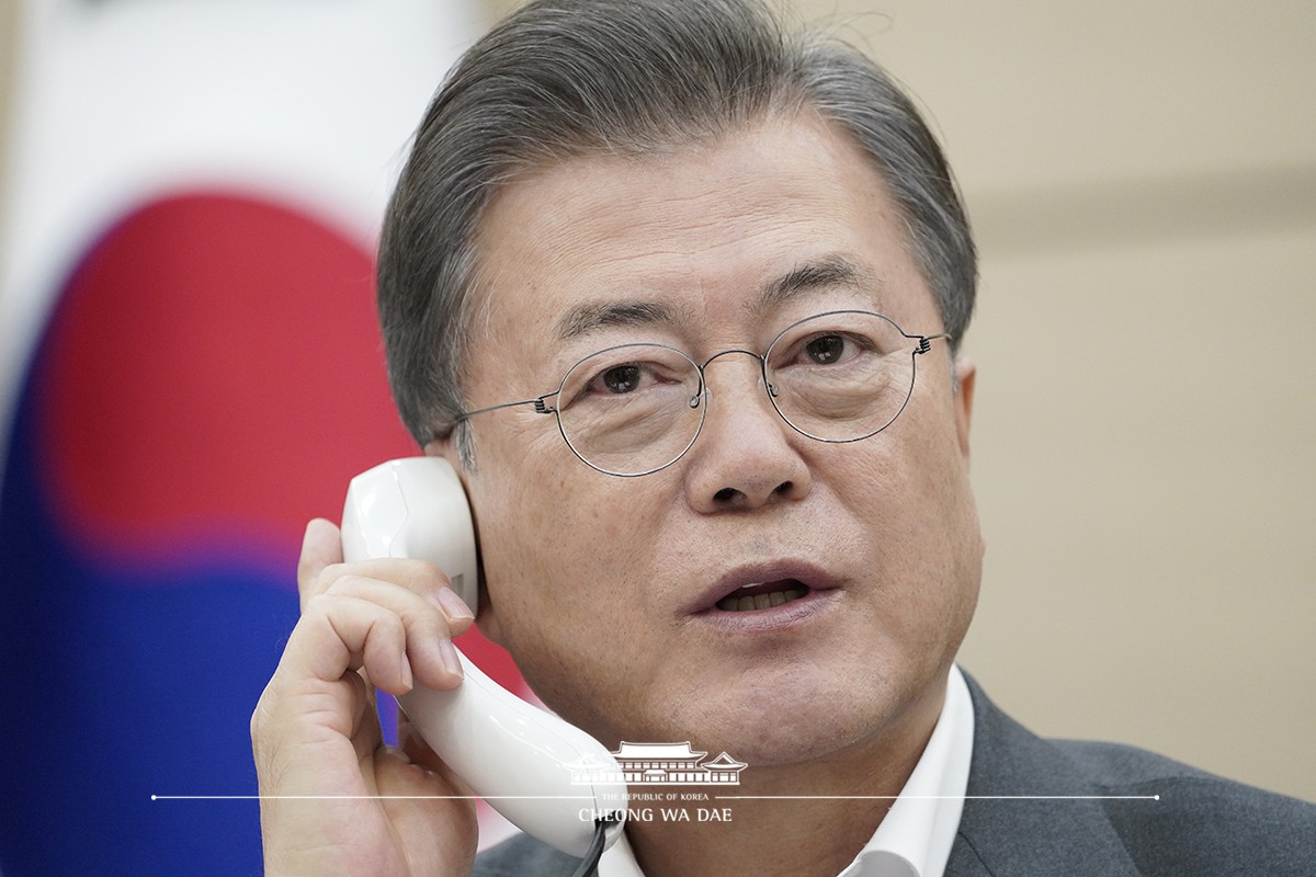 Speaking by phone at Cheong Wa Dae to Ukrainian President Volodymyr Zelenskyy