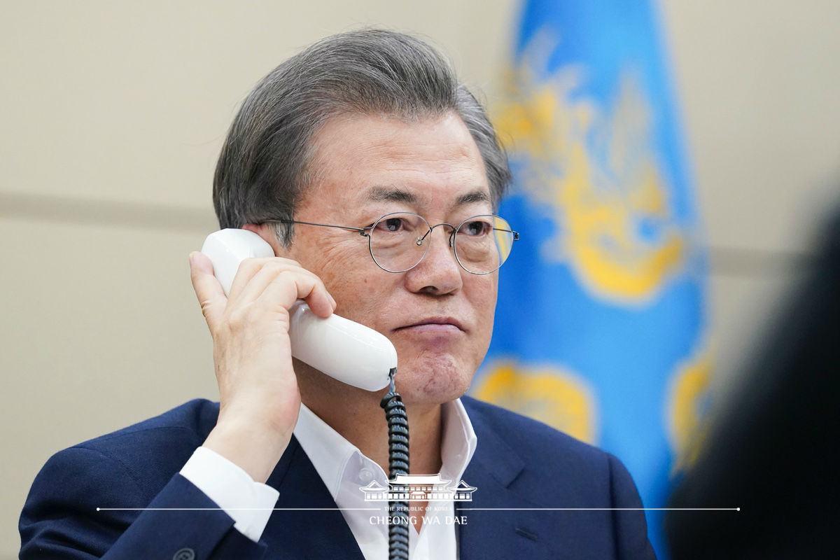 Speaking by phone to President of Turkey Recep Tayyip Erdoğan at Cheong Wa Dae 