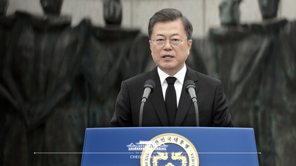 President Moon Jae-in on April 19 pledged to overcome the novel coronavirus in the spirit of the April 19 Revolution at a ceremony marking the historical event's 60th anniversary at the April 19 National Cemetery in Seoul's Gangbuk-gu District.