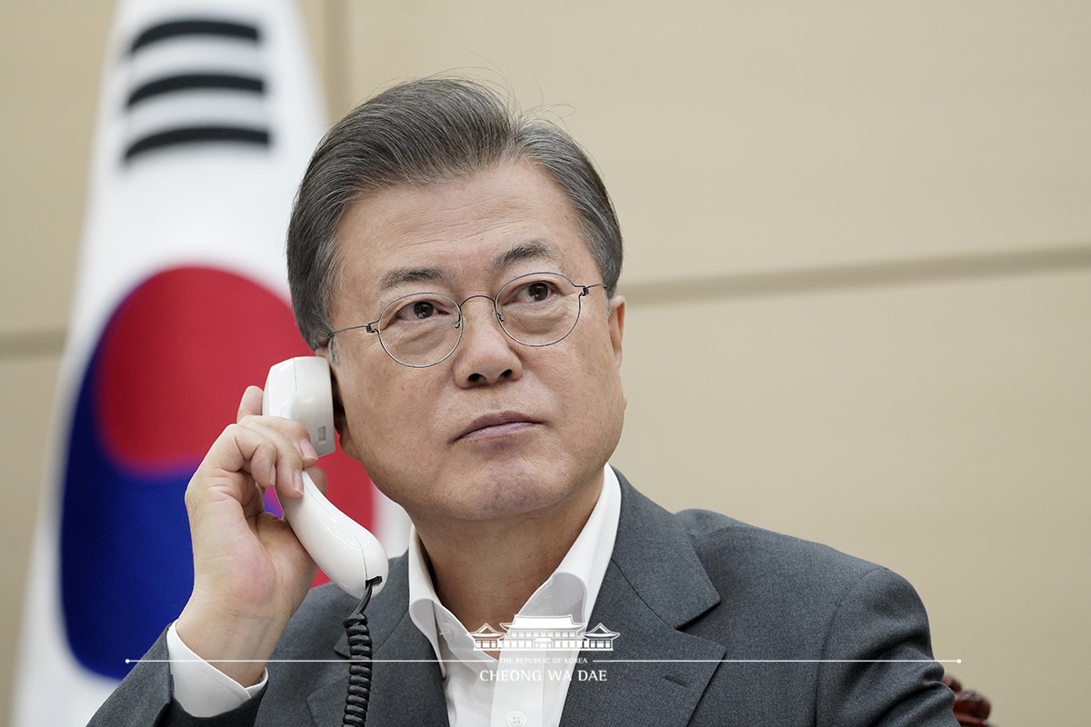 Speaking by phone at Cheong Wa Dae to Ukrainian President Volodymyr Zelenskyy