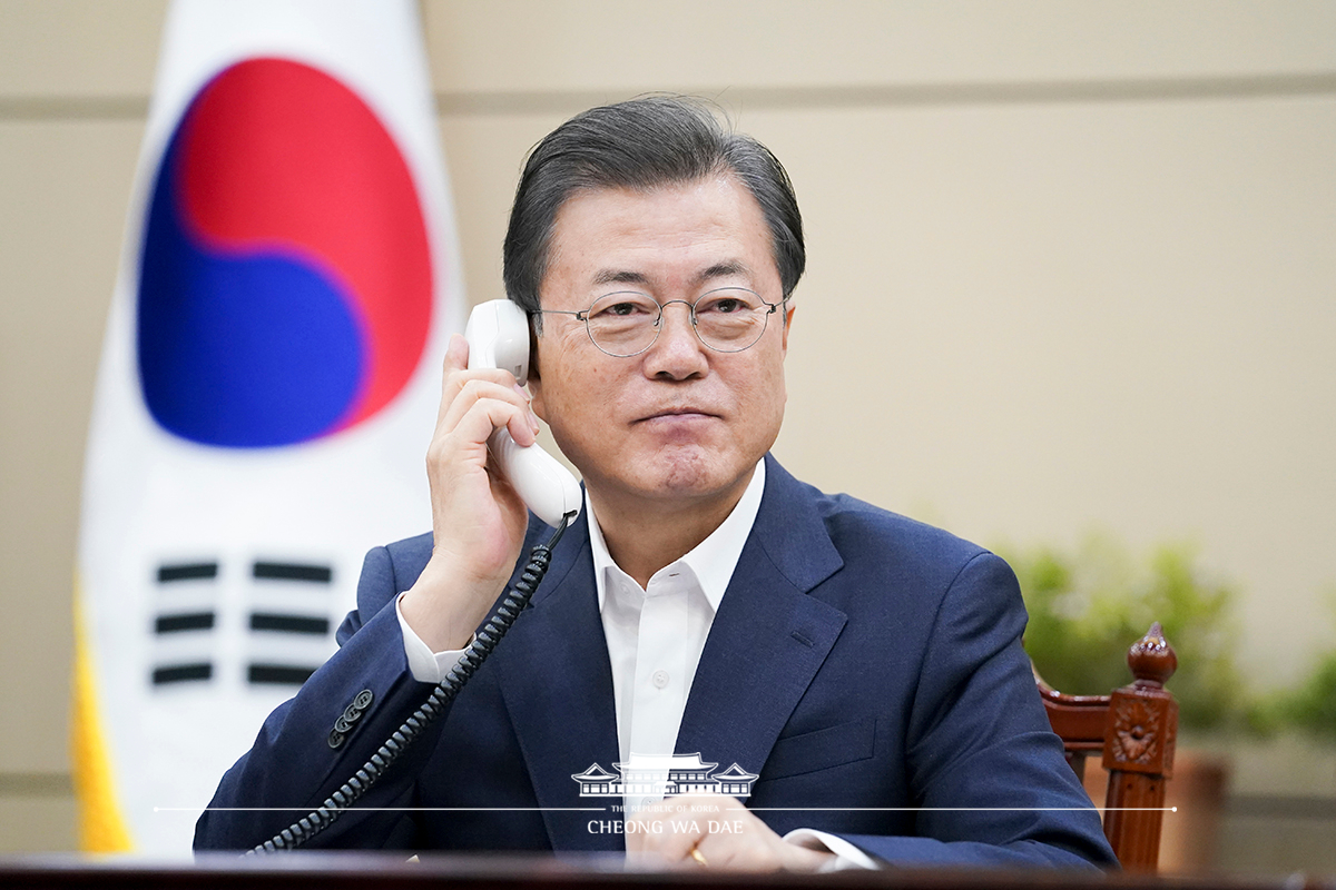 Speaking by phone to Prime Minister of Canada Justin Trudeau at Cheong Wa Dae 