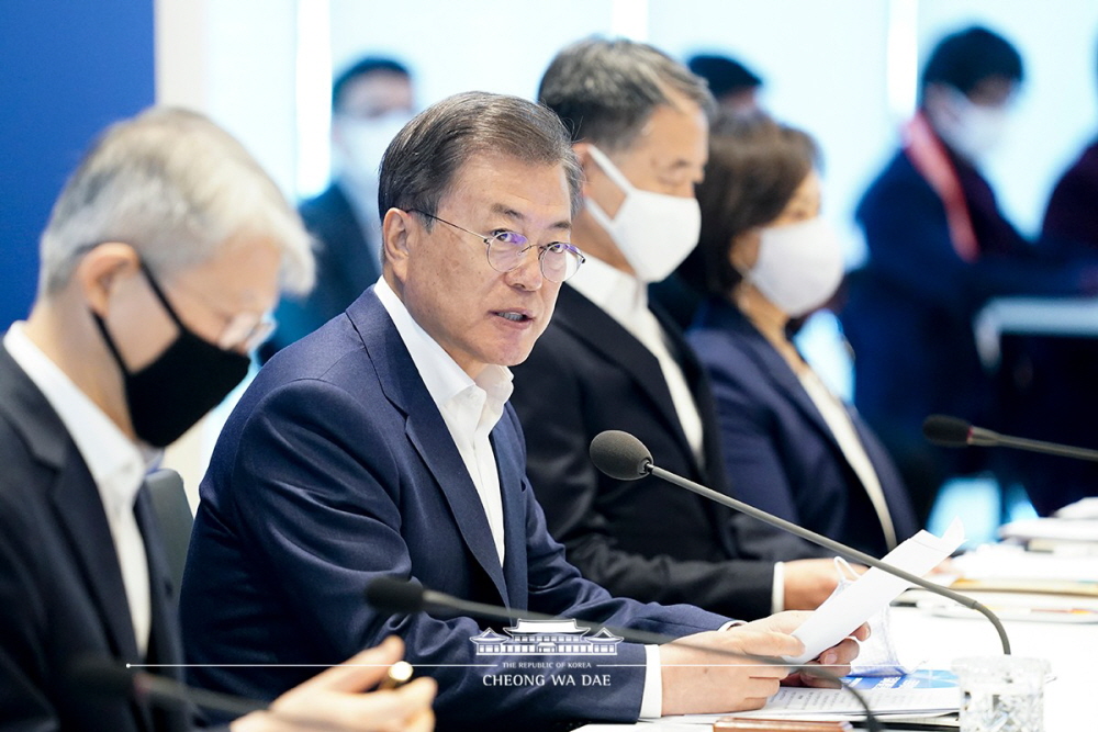 President Moon Jae-in on April 9 gives a speech at a joint meeting of industry, academia, research institutes and hospitals at Institute Pasteur Korea in Seongnam, Gyeonggi-do Province, to develop COVID-19 treatments and vaccines.