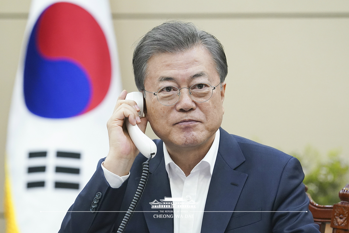 Speaking by phone to Prime Minister of Sweden Stefan Löfven at Cheong Wa Dae 