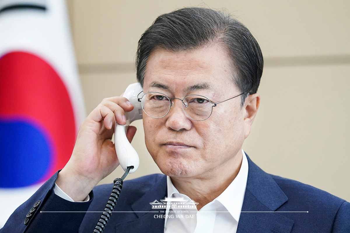 Speaking by phone at Cheong Wa Dae to Colombian President Iván Duque Márquez