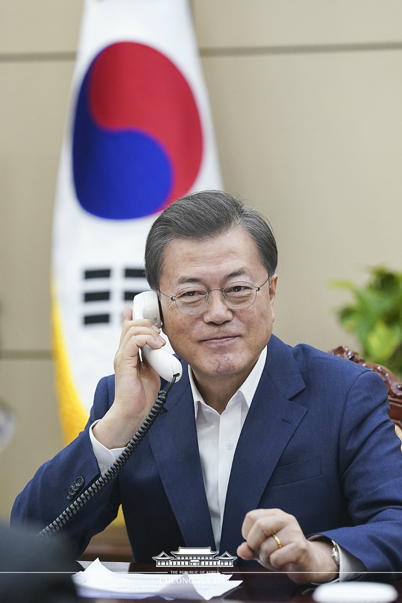  Speaking by phone to President of France Emmanuel Macron at Cheong Wa Dae 