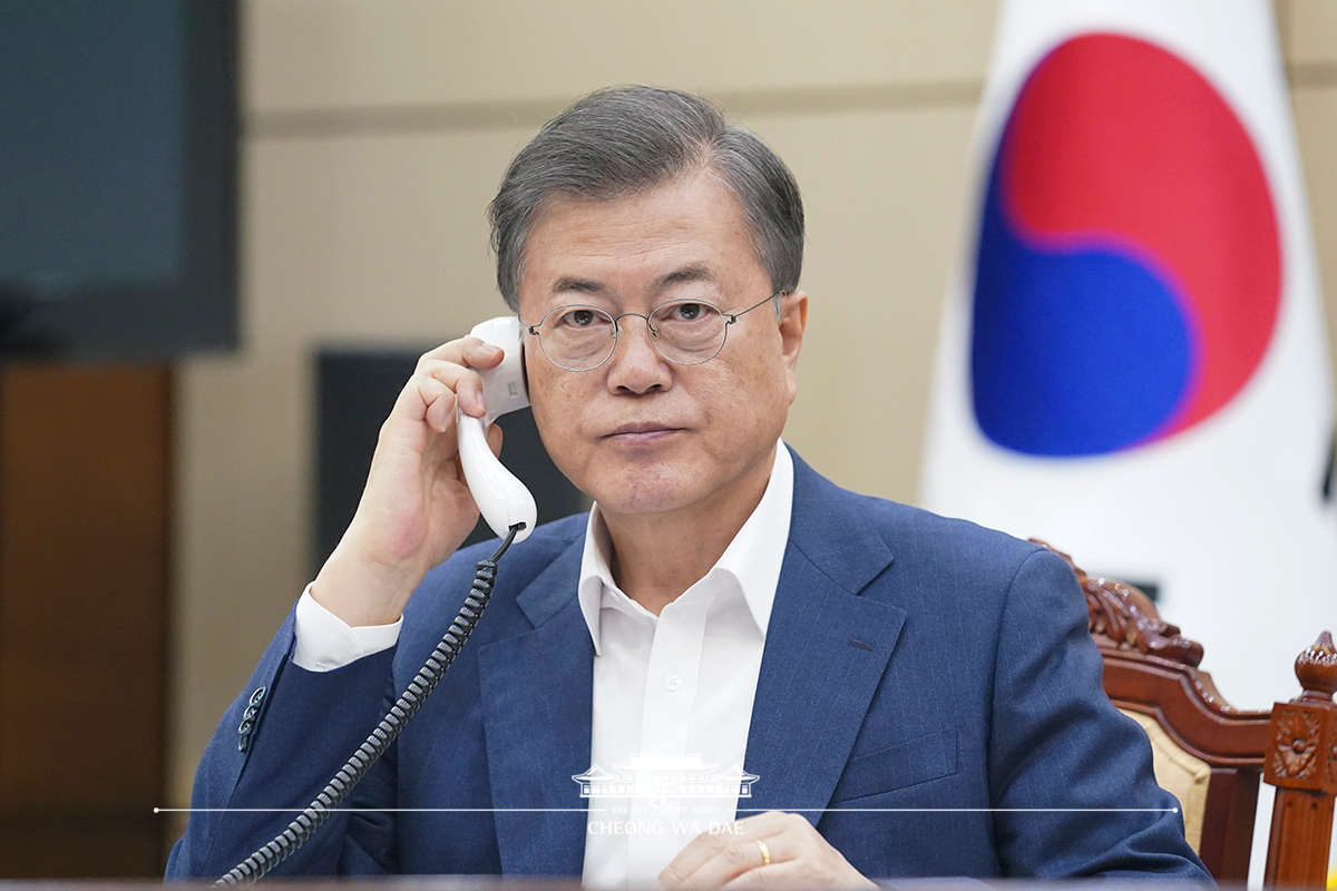 Speaking by phone at Cheong Wa Dae to Polish President Andrzej Duda